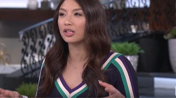 Vestido midi de punto elástico de Sandro Sportswear usado por Jeannie Mai en The Real Mayo 2019