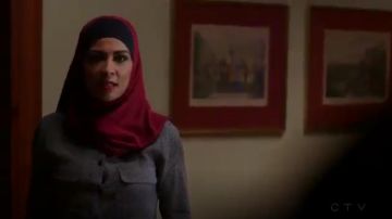 L'équipement de la Signature Chemise en Soie Lavée porté par Nimah Amin (Yasmine Al Massri) à Quantico (S01E15)