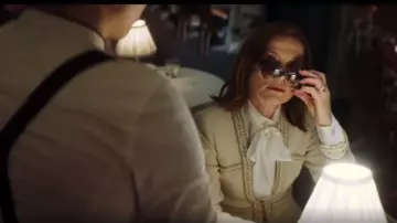 Les lunettes de soleil bicolore marron de Greta Hideg (Isabelle Huppert) dans Greta
