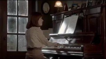 La chemise à manches longues blanche et motifs noirs de Greta Hideg (Isabelle Huppert) dans Greta
