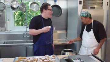 Tablier bleu de Jon Favreau dans Le Chef Montrer