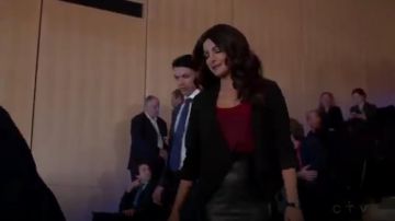 Bcbgmaxazria Bess Jupe Crayon porté par Alex Parrish (Priyanka Chopra) à Quantico (S01E22)
