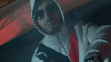 La veste zippée Stella McCartney portée par N.O.S. dans le clip Au DD de PNL