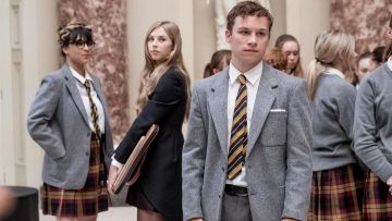 Gris classique blazer porté par Don Wallace (Finn Cole) dans les Abattoirs Rulez