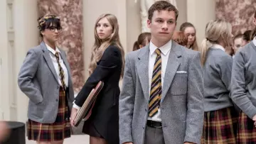 Gris classique blazer porté par Don Wallace (Finn Cole) dans les Abattoirs Rulez