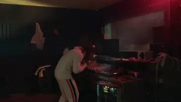 Le pantalon de survêtement Stella McCartney porté par NOS dans le clip Au DD de PNL