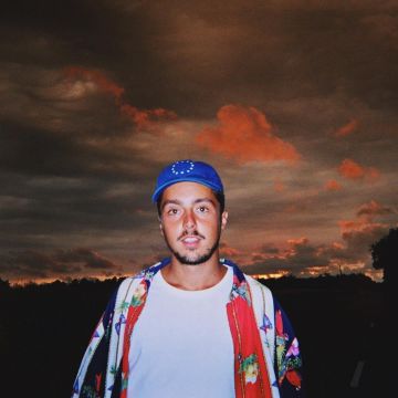 La casquette Tuff europa en coton bleu étoiles de Julien Granel sur le compte instagram de @juliengranel