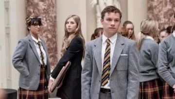 Blanc manches Longues shirt porté par Don Wallace (Finn Cole) dans les Abattoirs Rulez