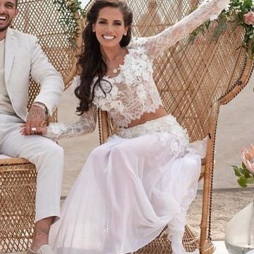 El conjunto de boda blanco de Manon Marsault con encaje alto y falda en su cuenta de Instagram @manonmarsault