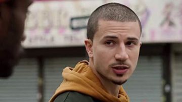 Sudadera con capucha naranja usada por Malcolm (Solvan Naim) en It's Bruno! (S01E01)