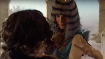 La perruque rayée de Riza (Rebecca Ferguson) dans Men in Black : International