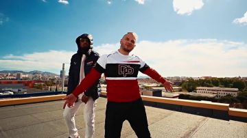 La sudadera dorada y platino que lució Jul en el clip En la moto de Alonzo