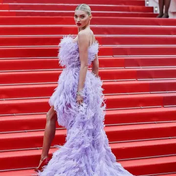 Les escarpins rouges Ro­ger Vi­vier de Elsa Hosk sur les marches du Festival de Cannes 2019