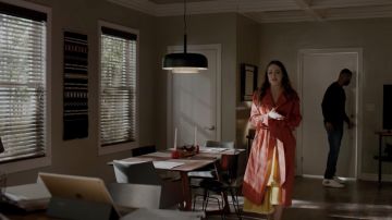 Le trench-coat orange porté par Fallon Carrington (Elizabeth Gillies) dans Dynastie S02E22