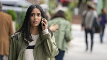 La veste saharienne parka verte kaki portée par Saanvi (Parveen Kaur) dans Manifest (Saison 1)