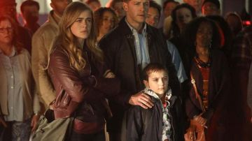 La veste en cuir rouge bordeaux portée par Michaela Stone (Melissa Roxburgh) dans Manifest (Saison 1)