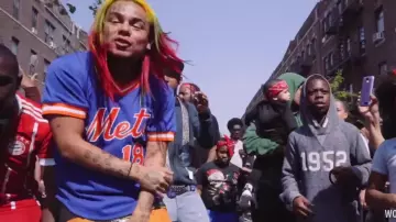 The green cap of the Oakland Athletics carried by 6ix9ine in her video clip  Tati feat. DJ SpinKing