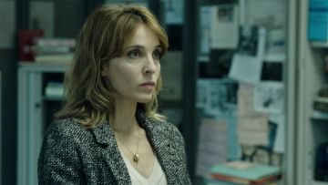 Jacket blazer grey melange worn by Claire Lansel (Alix Poisson) in Games of influence (Season 1))