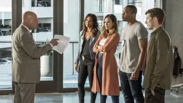 La veste longue rose portée par Nancy McKenna (Jessica Alba) dans L.A.'s Finest (Saison 1)