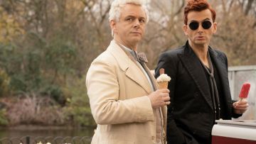 La chaqueta de gabardina blanca larga beige usada por Aziraphale (Michael Sheen) en Good Omens (Temporada 1 Episodio 4)