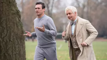 La chaqueta de gabardina blanca larga beige usada por Aziraphale (Michael Sheen) en Good Omens (Temporada 1 Episodio 4)