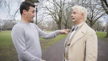 La pajarita a cuadros usada por Aziraphale (Michael Sheen) en la serie Good Omens (Temporada 1 Episodio 4)