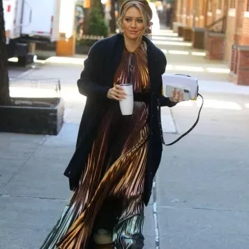 The long dress pleated silk mixed gold and pink worn by Hilary Duff on the set of Younger-Season 6