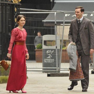 Les escarpins de Lily Col­lins aka Edith Bratt sur le tournage du film Tol­kien à Liverpool