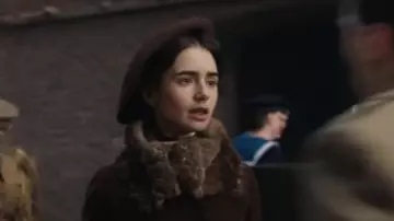 The beret of Edith Bratt (Lily Collins) in Tolkien