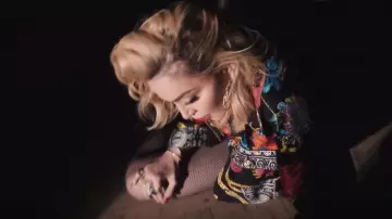 La camisa estampada de Versace sobre un fondo negro usada por Madonna en su video musical Crave con Swae Lee
