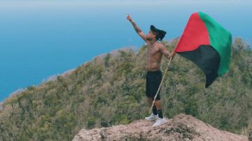 La paire de sneakers Yeezy 300 Inertia de Kalash dans son clip Lord have Mercy