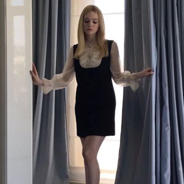 La robe Miu Miu à col avec volants dentelles blanches portée par Elle Fanning au Festival de Cannes le 24 mai 2019