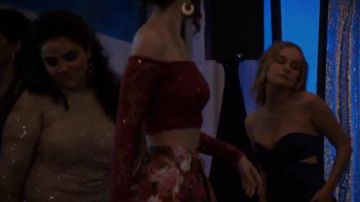 jupe fleuri rose rouge porté par Helena (Natasha Liu Bordizzo) dans The Society (S01E03)