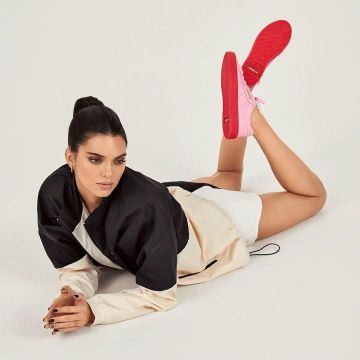 Les sneakers rose à semelle rouge Adidas portée par Kendall Jenner pour le lancement de la collection AdidasSLEEK en Mai 2019