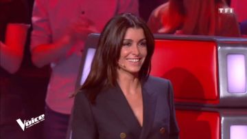 La Blazer long croisé en gabardine de laine de Jenifer dans The Voice : la plus belle voix