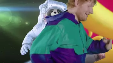 Le blouson violet et vert à capuche style kway de Ed Sheeran dans son clip I Don't Care avec Justin Bieber