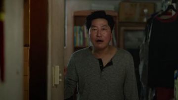 The gray t-shirt long sleeves collar tunisian with buttons, Ki-taek, the father (Kang-ho Song) in Parasite