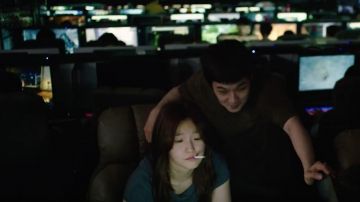 The t-shirt blue short sleeves worn by Ki-jung, the daughter of Ki-taek (So-dam Park) in Parasite