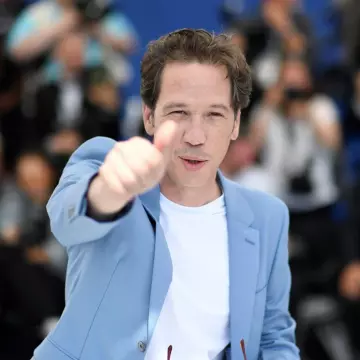 La veste de blazer bleue ciel portée par Reda Kateb sur le Photocall le 24 mai 2019 au Festival de Cannes