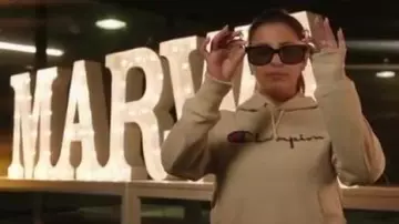 The sweatshirt Champion worn by Marwa Loud in her video clip You can bet