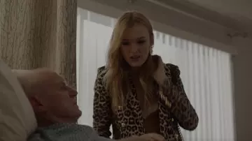 Le blazer leopard Veronica Beard porté par Kirby Anders (Maddison Brown) dans Dynastie (S02E22)