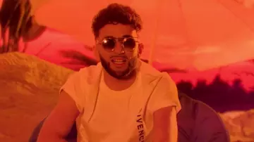 The t-shirt Givenchy of Ridsa in its clip to Let it flow