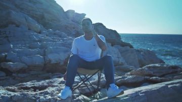 The pair of sneakers Nike Air Max 90 worn by Paolo in his clip 13 GOLD