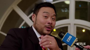 Rouge et Jaune à Rayures cravate portée par David Chang dans Laide Délicieux (Saison 1)