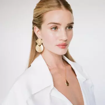 Les boucles d'oreilles de Rosie Huntington-Whiteley sur son compte Instagram @rosiehw