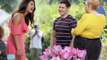 La robe rose à épaules dénudées de Isabella (Priyanca Chopra) dans Isn't it Romantic (2019)