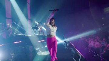 Le pantalon évasé ajusté rose porté par Jenifer dans son clip Comme c'est bon