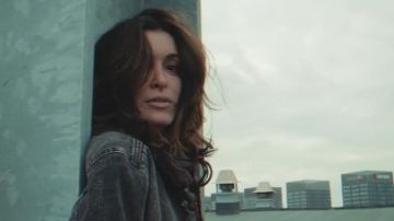 La veste oversize en jean noir fourrée portée par Jenifer dans son clip Comme c'est bon