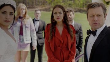 Le trench orange ceinturé Michael Kors de Fallon Carrington (Elizabeth Gillies) dans Dynastie (S02E22)