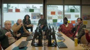 The suit jacket plaid scottish red worn by Albert of Paris (Issa Doumbia) in First class